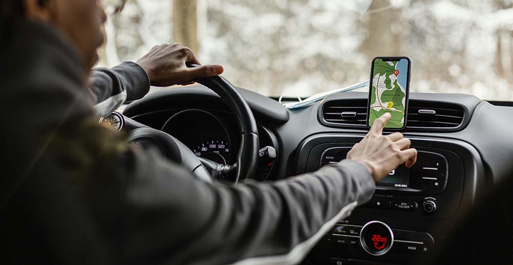 Using the phone while driving? How to use your smartphone safely?